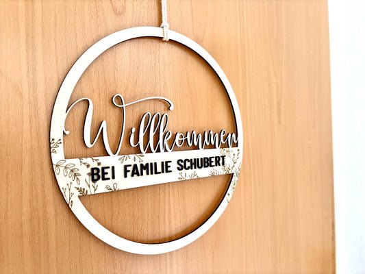 Personalisiertes Türschild aus Holz – „Willkommen bei Familie Wunschname“ | Ø 26 cm | Floral verziert