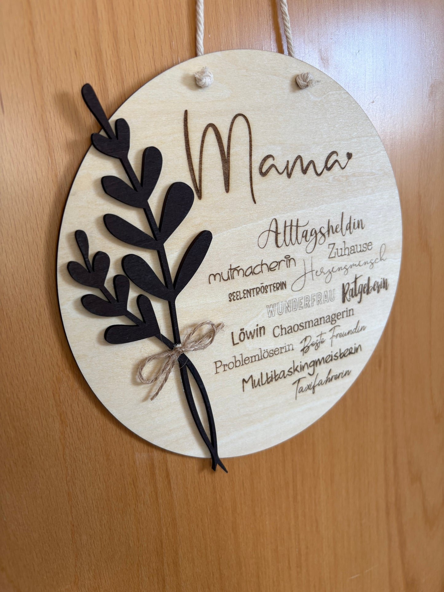 Holzschild “Mama” – Geschenk zum Muttertag, aus Lindenholz, 25 cm – handmade