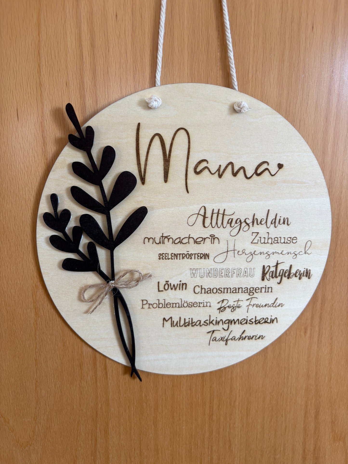 Holzschild “Mama” – Geschenk zum Muttertag, aus Lindenholz, 25 cm – handmade